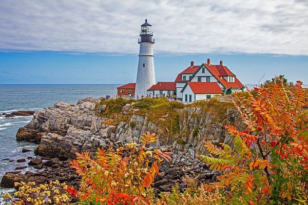 Gulin, Sylvia 아티스트의 USA-New England-Maine-Cape Elizabeth-Atlantic Portland Head Lighthouse during the Fall season작품입니다.